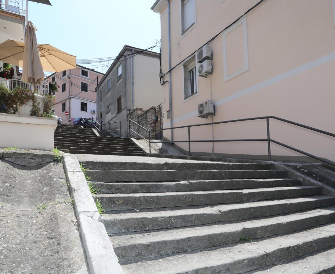 Apartman Kamala Pula Bagian luar foto